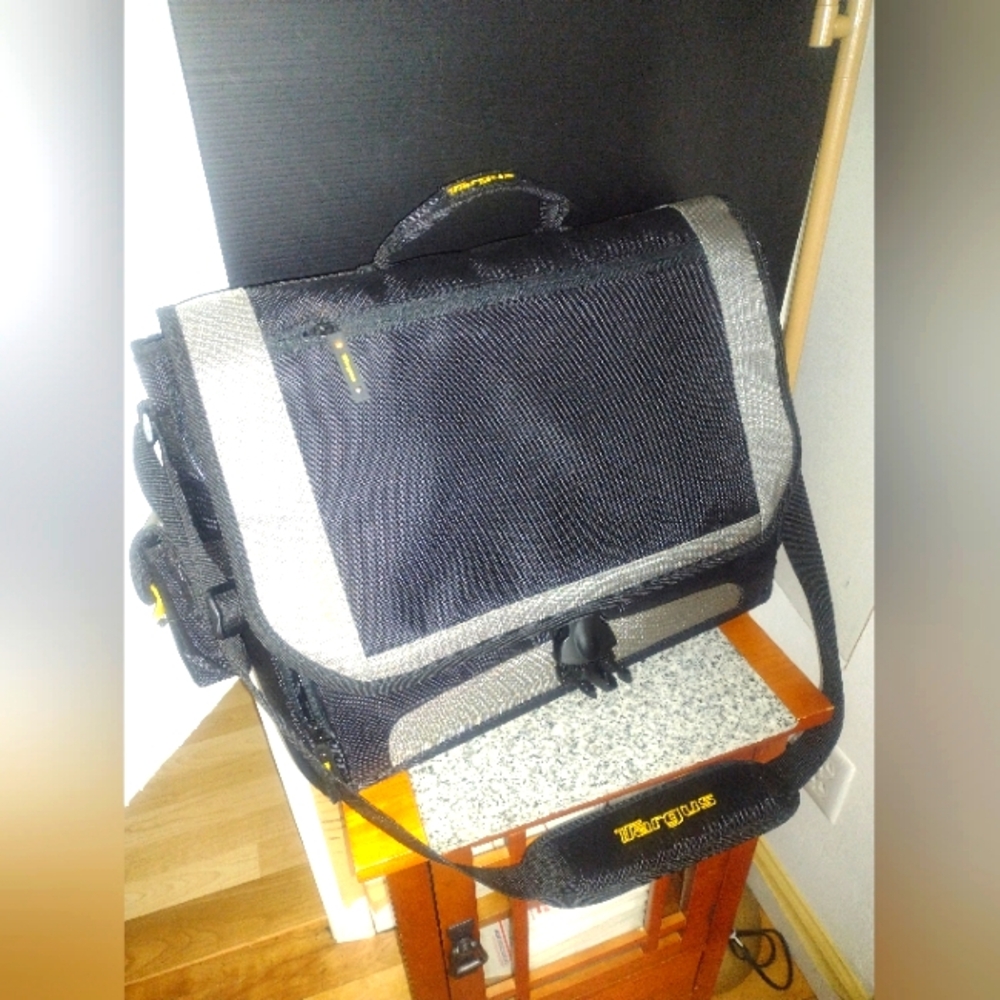 Targus Messenger Bag. Many Pockets. (Very Little Use).